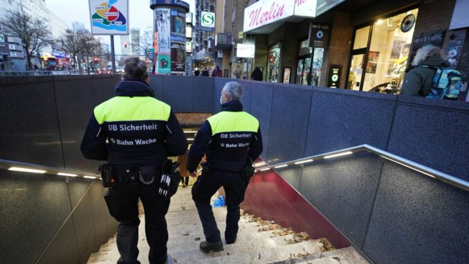 Ein 30-Jähriger holt seine heruntergefallenen Kopfhörer aus dem S-Bahn-Gleisbett und begibt sich dabei in Lebensgefahr. (Symbolbild)