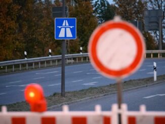 Bis Montagmorgen ist die A1 zwischen dem AK Bargteheide und Ahrensberg wegen Brückenbauarbeiten voll gesperrt. (Symbolbild)