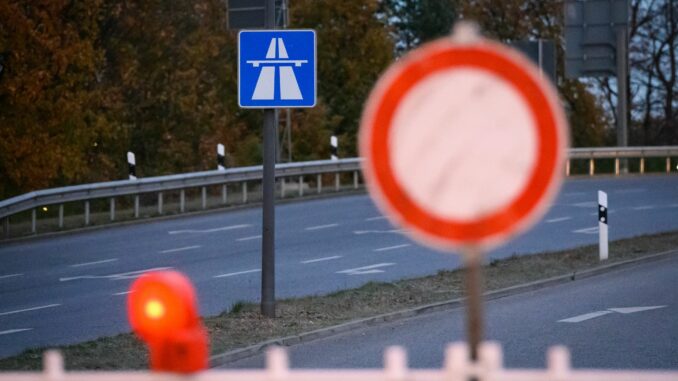 Bis Montagmorgen ist die A1 zwischen dem AK Bargteheide und Ahrensberg wegen Brückenbauarbeiten voll gesperrt. (Symbolbild)