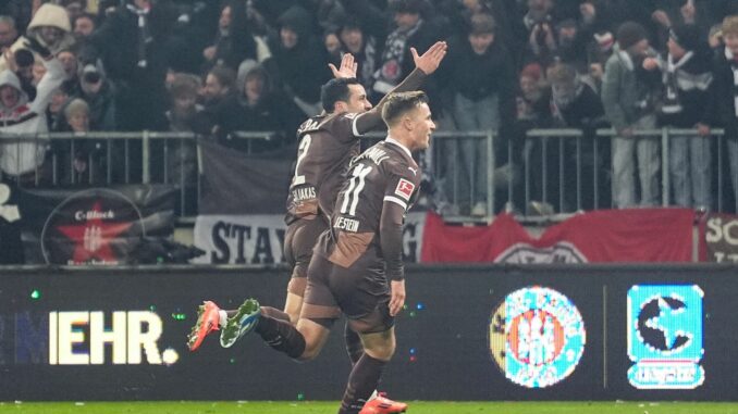 St. Pauli bejubelt den ersten Saison-Heimsieg in der Fußball-Bundesliga. 