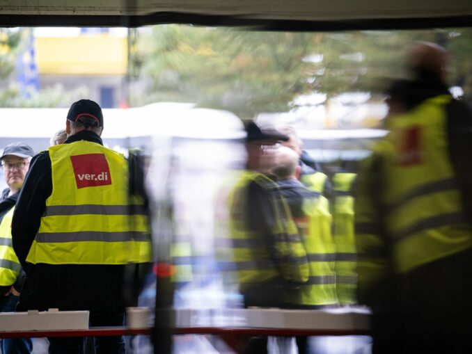 Verdi hat Mitarbeiter privater Busunternehmen im Liniendienst für Donnerstag erneut zu einem Streik aufgerufen. (Archivbild)