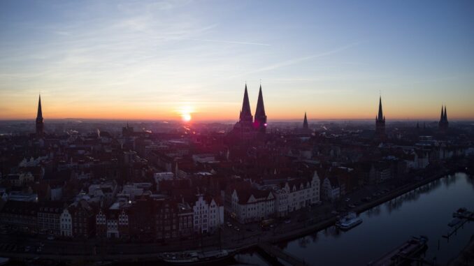 Eine neue Stiftung mit dem Namen «7 Türme +» soll dauerhaft Geld für den Erhalt der Silhouette der Lübecker Altstadt sammeln. 