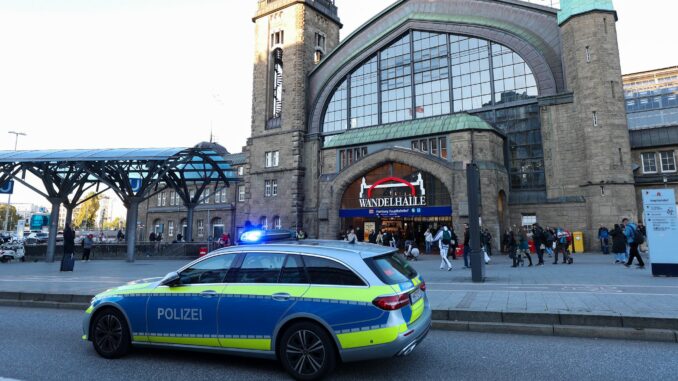 In einer Kneipe am Hamburger Hauptbahnhof hatte ein 41-Jähriger erst den Diebstahl seines Handys angezeigt und wurde dann selbst Tatverdächtiger im Fall einer sexuellen Belästigung. (Symbolbild)