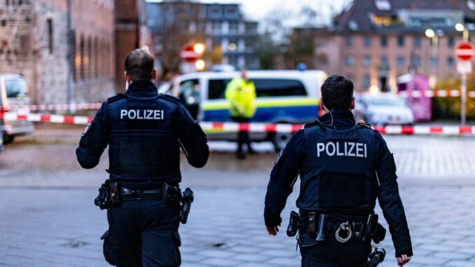 Die Schüsse waren vor einer Kieler Polizeidienststelle gefallen. 