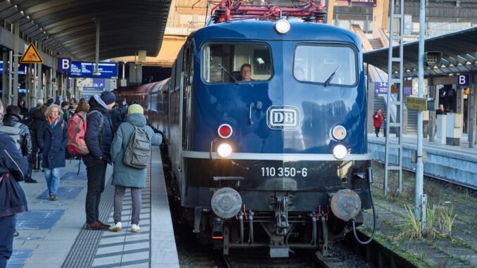 Der Veranstalter des Sonderzugs nach Leipzig hat «eine Reise zurück in die goldene Ära der Eisenbahn» versprochen.