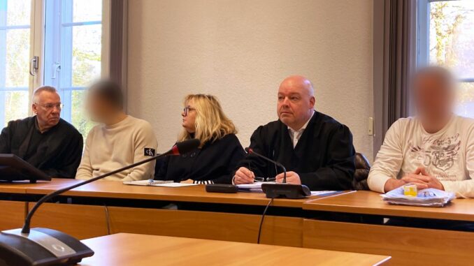 Zwei Männer stehen vor Gericht, weil sie mit einem Fischkutter in der Nordsee schwimmendes Kokain einsammeln wollten.