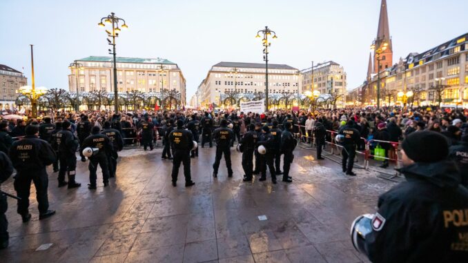 Die vielen Demonstrationen in den ersten neun Monaten des Jahres haben die Hamburger Polizei viel Arbeitszeit gekostet. (Archivfoto)