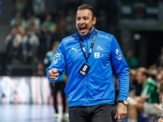 Kiels Coach Filip Jicha gibt Kommandos an der Seitenlinie.