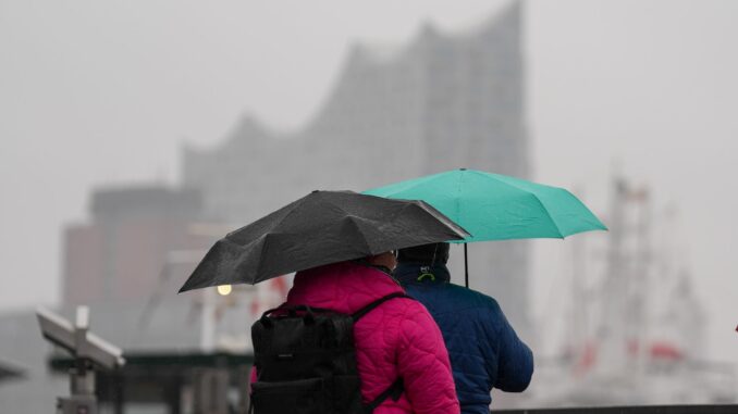 Graue Wolken und vereinzelte Schauer erwarten Hamburg und Schleswig-Holstein. (Symbolbild)