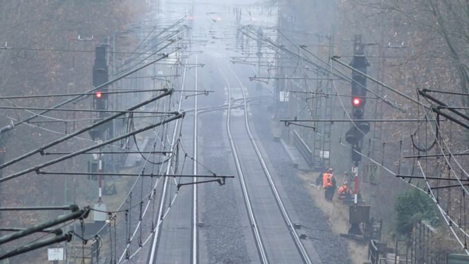 Auch am Donnerstag kommt es nach Gewitterschäden an einer Oberleitung im Landkreis Lüneburg zu Einschränkungen im Bahnverkehr. (Archivbild)