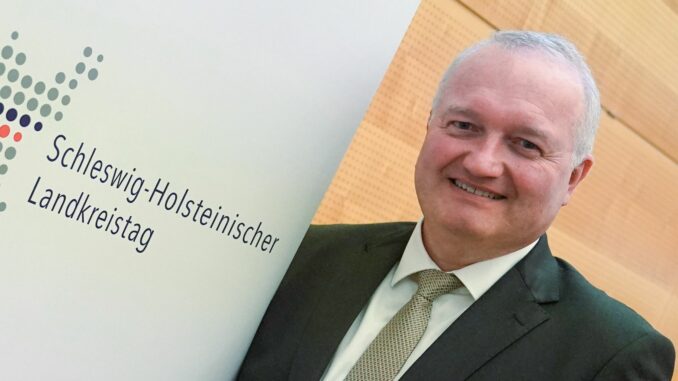 Henning Görtz ist der Vorsitzende des Landkreistags. Er kritisiert eine Sparpolitik des Landes zulasten der Kommunen. (Archivbild)