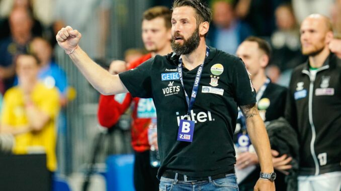 Trainer Bennet Wiegert muss die Handballer des SC Magdeburg auf große Herausforderungen einschwören.