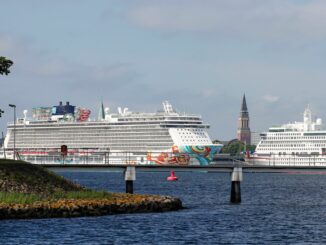 Kreuzfahrtschiffe liegen im Kieler Hafen.