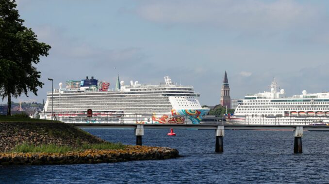 Kreuzfahrtschiffe liegen im Kieler Hafen.