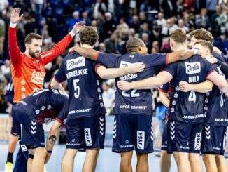 Die Spieler der SG Flensburg-Handewitt feiern den Derby-Sieg.