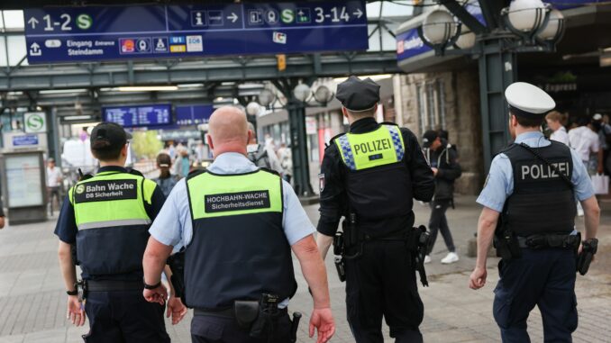 Eine Streife kontrolliert vor dem Hamburger Hauptbahnhof. (Archivbild) 