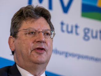 Mecklenburg-Vorpommerns Wirtschaftsminister Reinhard Meyer (SPD) tritt zurück. Der 65-Jährige war von 2012 bis 2017 Wirtschaftsminister in Schleswig-Holstein. (Archivbild)