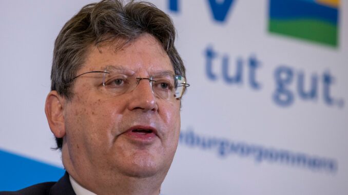 Mecklenburg-Vorpommerns Wirtschaftsminister Reinhard Meyer (SPD) tritt zurück. Der 65-Jährige war von 2012 bis 2017 Wirtschaftsminister in Schleswig-Holstein. (Archivbild)