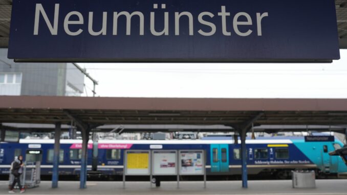 Ein ausgebüxter vierjähriger Junge hat am Bahnhof Neumünster für Aufsehen gesorgt. (Symbolbild)