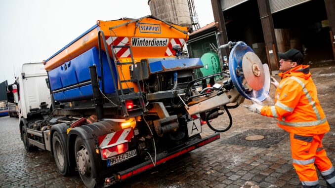 Der Winterdienst ist im Großaufgebot in der Hansestadt im Einsatz.