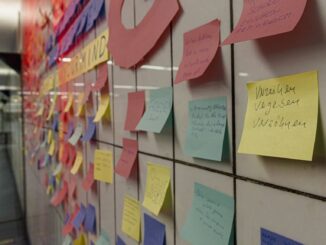 Auf zahlreichen Post-It's in der Hamburger U-Bahn-Station am Rathausmarkt stehen die Gedanken, Sorgen, Wünsche und Hoffnungen von vielen Menschen.