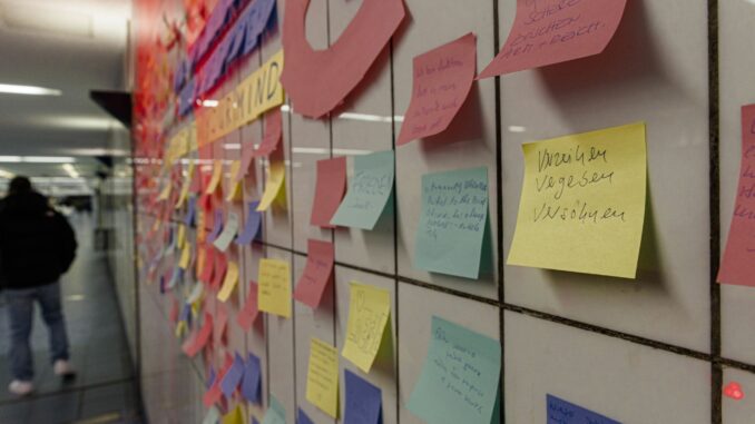 Auf zahlreichen Post-It's in der Hamburger U-Bahn-Station am Rathausmarkt stehen die Gedanken, Sorgen, Wünsche und Hoffnungen von vielen Menschen.