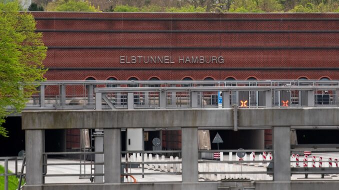 Nach einer rund 30-stündigen Sperrung sind die Hamburger A7 und der Elbtunnel wieder frei.