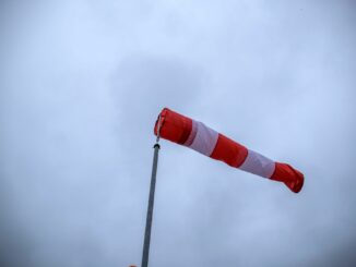 Wolken ziehen über Norddeutschland und bringen Sprühregen mit sich. Zudem warnt der DWD vor Starkwind in den Küstengebieten. (Symbolbild)