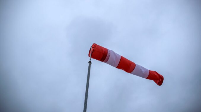 Wolken ziehen über Norddeutschland und bringen Sprühregen mit sich. Zudem warnt der DWD vor Starkwind in den Küstengebieten. (Symbolbild)