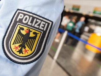 Die Bundespolizei in Hamburg untersagt im Januar das Mitführen von Waffen an den größten Bahnhöfen und in S-Bahnen. (Symbolbild)