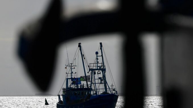 Ein Fischerboot fährt auf der Nordsee. (Archivbild)