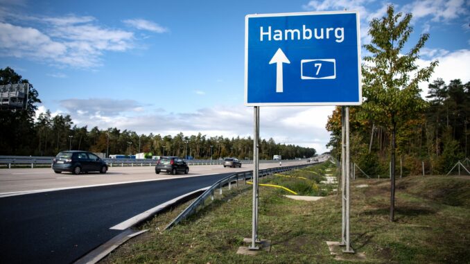 Auf der A7 müssen Autofahrer in Richtung Hamburg am Dienstag mit Stau rechnen. (Archivbild)