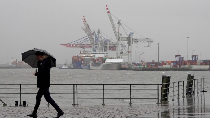 Regen und Wind: Ein Spaziergang in Hamburg ist derzeit eher ungemütlich. (Archivbild)