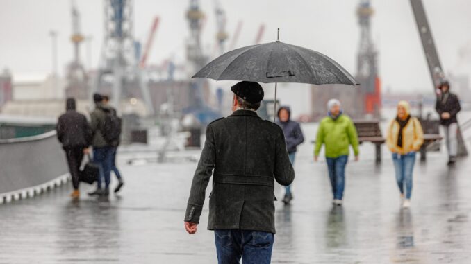 Regen und kaltes Wetter im Norden - die Sturmflut blieb dafür aus. (Archivbild). 