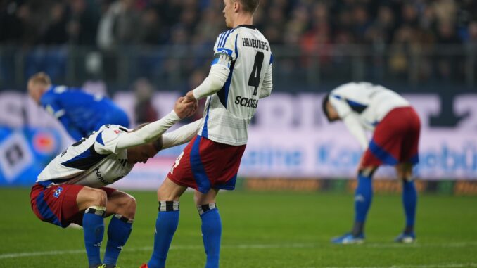 Hamburgs Kapitän Sebastian Schonlau (M) und Hamburgs Miro Muheim (l) stehen enttäuscht nach Spielende auf dem Rasen.