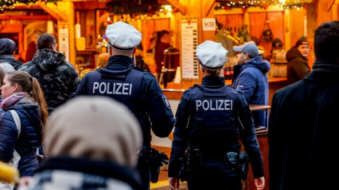 Nach der Todesfahrt auf dem Magdeburger Weihnachtsmarkt hat Schleswig-Holstein die Polizeipräsenz auf den Märkten im Norden verstärkt. (Archivbild)