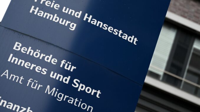 Blick auf ein Hinweisschild vor dem Amt für Migration in Hamburg-Marienthal. (Symbolbild)