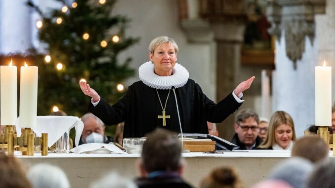 Gerade jetzt, nach dem Anschlag von Magdeburg, sollte Weihnachten gefeiert werden, meint die EKD-Ratsvorsitzende Kirsten Fehrs. 