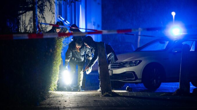 In Kiel hat sich ein Mann einem Schusswechsel mit der Polizei geliefert. Dabei wurde er schwer verletzt. 