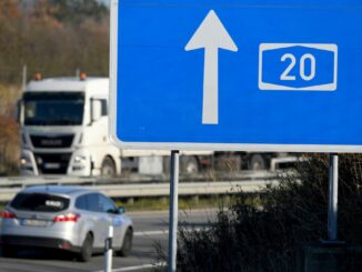 Schleswig-Holsteins Ministerpräsident Daniel Günther (CDU) und Hamburgs Bürgermeister Peter Tschentscher (SPD) machen sich für einen Weiterbau der Autobahn A20 stark. (Archivbild)