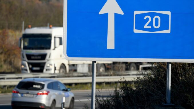 Schleswig-Holsteins Ministerpräsident Daniel Günther (CDU) und Hamburgs Bürgermeister Peter Tschentscher (SPD) machen sich für einen Weiterbau der Autobahn A20 stark. (Archivbild)