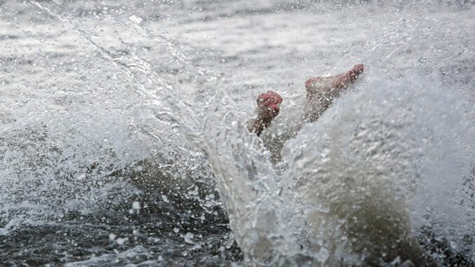 Schwimmer stürzen sich in Wyk auf Föhr beim Neujahrsschwimmen in die Nordsee. (Archivbild)