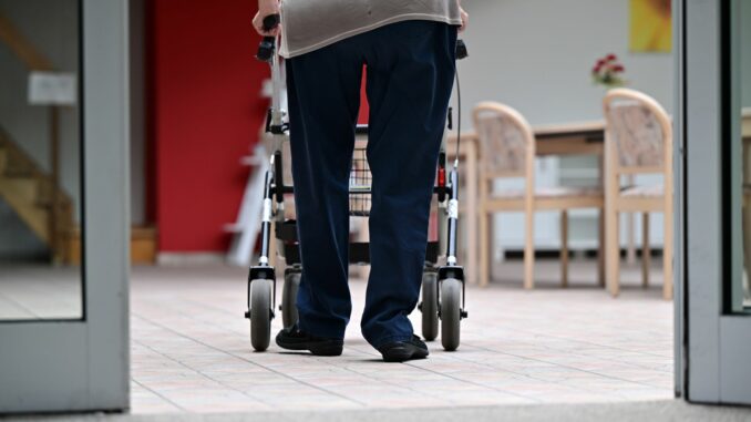 In vollstationärer Pflege befanden sich den Angaben zufolge knapp 34.000 Frauen und Männer. (Symbolbild)