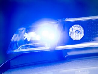 Eine Frau soll zwei Polizisten in Lübeck verletzt haben. (Illustration)