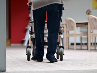 In vollstationärer Pflege befanden sich den Angaben zufolge knapp 16.300 Frauen und Männer. (Symbolbild)