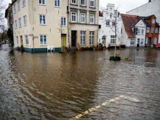 Die Trave tritt in Lübecks Altstadt über die Ufer.