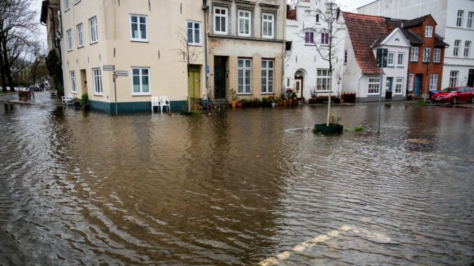 Die Trave tritt in Lübecks Altstadt über die Ufer. 