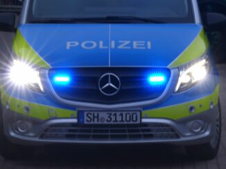 Bei einem Unfall in Lübeck ist hoher Sachschaden entstanden. Eine alkoholisierte Autofahrerin hatte nach Polizeiangaben die Kontrolle über ihr Fahrzeug verloren und mehrere parkende Autos gerammt. (Symbolbild)