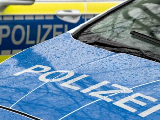 Polizei und Staatsanwaltschaft ermitteln gegen eine Frau, die In Lauenburg an der Elbe eine 14-Jährige vor ein fahrendes Auto geschubst haben soll. (Symbolbild)