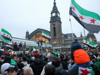 Vor dem Hamburger Hauptbahnhof herrscht bei einer Demonstration zum Sturz der syrischen Assad-Regierung ausgelassene Feierstimmung